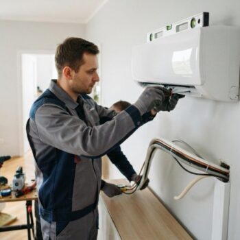 Instalator podczas montażu jednostki wewnętrznej klimatyzacji