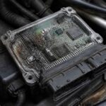 Otwarty moduł sterujący silnika z widocznymi układami elektronicznymi i złączami przewodów