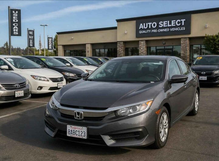 Szary Honda Civic na pierwszym planie przed salonem samochodów używanych Auto Select