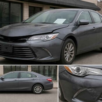 Szary sedan Toyota Camry zaparkowany przed nowoczesnym budynkiem, widok z przodu i z boku