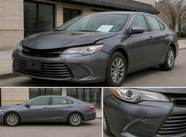 Szary sedan Toyota Camry zaparkowany przed nowoczesnym budynkiem, widok z przodu i z boku